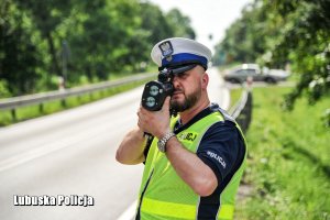 Policjant kontroluje prędkość jadących pojazdów.