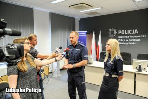 Policjanci udzielają wywiadu.