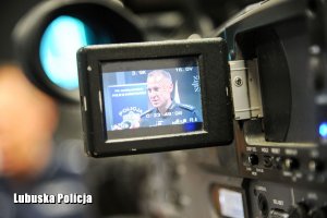 Nadkomisarz Marcin Maludy w wyświetlaczu kamery.