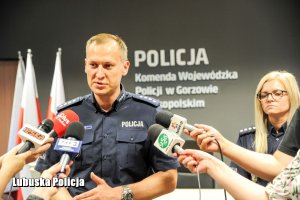 Policjant udziela wywiadu.