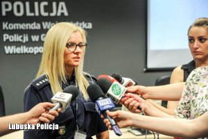 Nadkomisarz Ewa Szewczyk udziela wywiadu.
