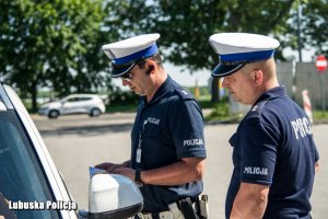 Policjanci ruchu drogowego podczas kontroli drogowej.