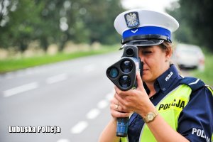 Policjantka kontroluje prędkość pojazdów.