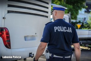 Policjant kontrolujący autobus.