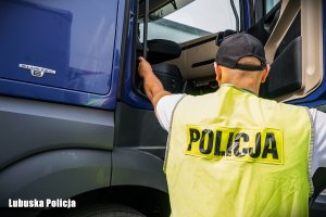 Policjant podczas czynności.