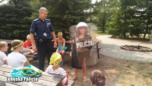 Policjanci w czasie spotkania z dziećmi.
