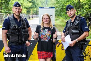 Policjanci z uczestniczką festiwalu.