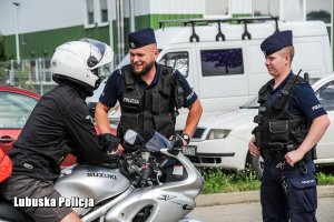 Policjanci udzielają wskazówek.