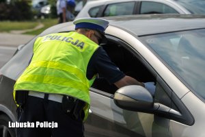 Policjant ruchu drogowego podczas czynności na drodze.