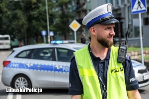 Policjant ruchu drogowego podczas czynności na drodze.