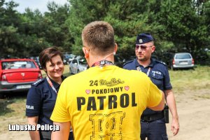 Policjanci podczas ćwiczeń na terenie festiwalu.