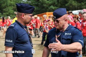 Policjanci podczas ćwiczeń na terenie festiwalu.