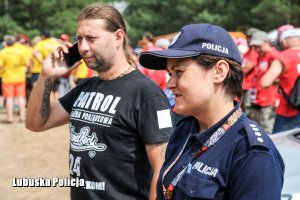 Policjanci podczas ćwiczeń na terenie festiwalu.