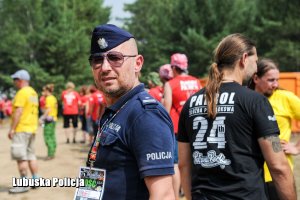 Policjanci podczas ćwiczeń na terenie festiwalu.