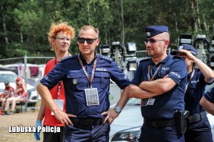 Policjanci podczas ćwiczeń na terenie festiwalu.