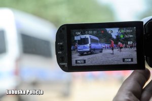 Policjanci podczas ćwiczeń na terenie festiwalu.