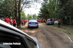 Policjanci podczas ćwiczeń na terenie festiwalu.