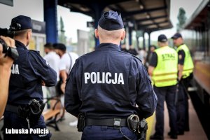 policjanci na peronie