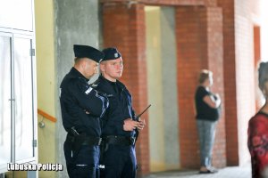 policjanci na peronie