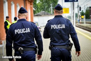 policjanci patrolują peron