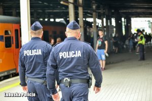 policjanci patrolują stację