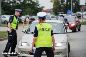 policjanci pracują na drodze