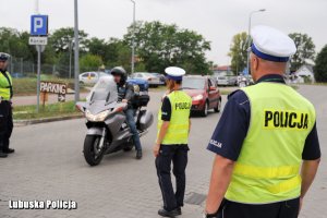 policjanci pracują na drodze