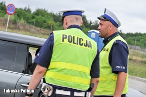 policjanci pracujący na drodze