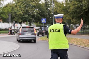 policjant zatrzymuje ruch