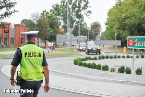 policjant na drodze