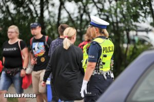 policjantka i piesi