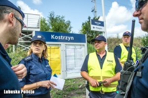 funkcjonariusze Policji i SOK na dworcu