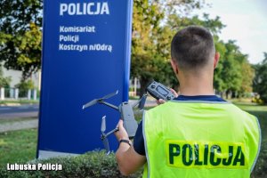 Policjant z zabezpieczonym dronem.