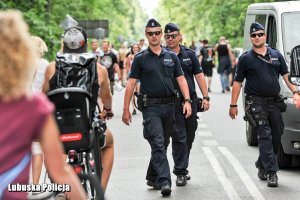 policjanci patrolują ulicę