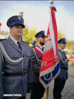 Policjanci w poczcie sztandarowym