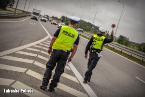 Policjanci podczas służby na drodze ekspresowej S-3.