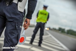 Policjanci ruchu drogowego podczas czynności na drodze S-3.