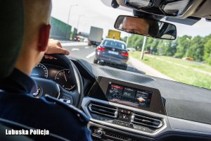 policjant kieruje radiowozem BMW
