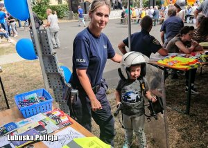 Pamiątkowe zdjęcie policjantki z chłopcem.