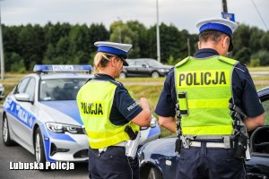 policjanci przeprowadzają kontrole drogową