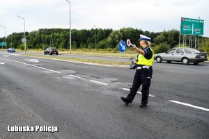 policjantka zatrzymuje pojazd do kontroli