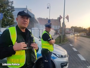 policjanci przy drodze