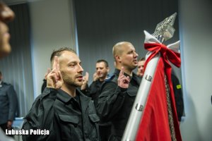 sztandar i ślubujący policjanci