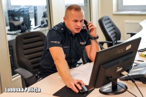 policjant rozmawia przez telefon