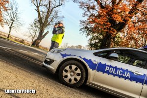 Policjanci mierzą prędkość pojazdów