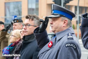 zastępca Komendanta Wojewódzkiego Policji oddaje honory