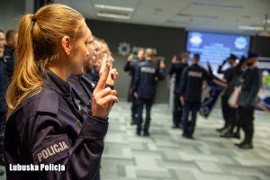 policjanci ślubują na sztandar