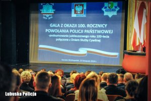 policjanci i pracownicy Policji podczas uroczystości w teatrze