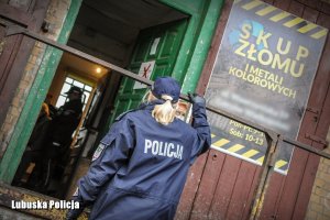 policjantki kontrolują złomowisko