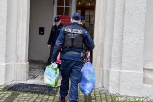 Policjanci przekazali prezenty młodym pacjentom.